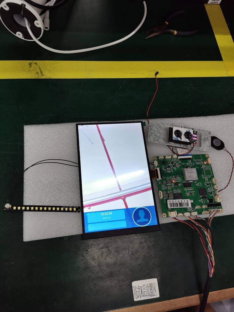 Raspberry Pi PCB組裝面部識別設備參加